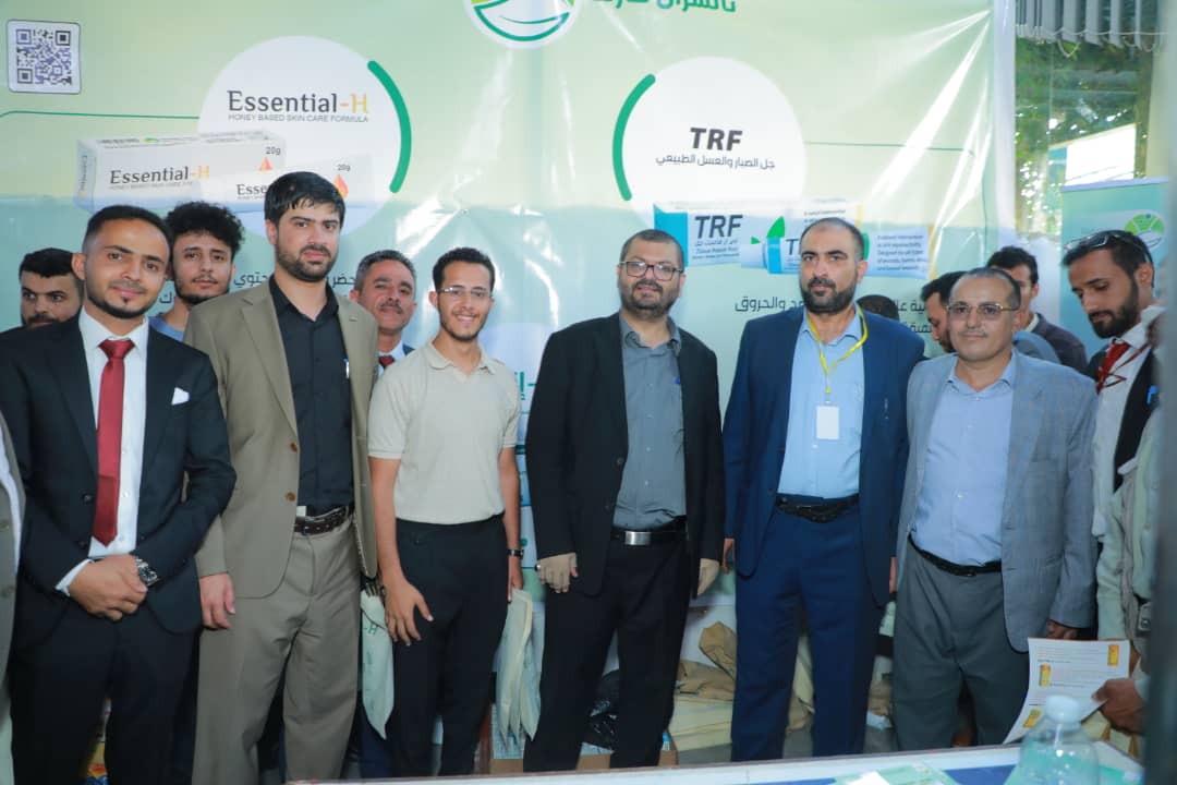 وزير الصحة والبيئة يزور جناح مؤسسة أبحاث الغذاء والدواء (FDRF) ويشيد بجهود تطوير المنتجات الدوائية القائمة على العسل اليمني